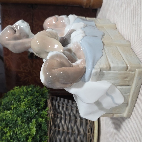 Lladro Dogs in Basket Porcelain Figurine - Picture 6 of 7